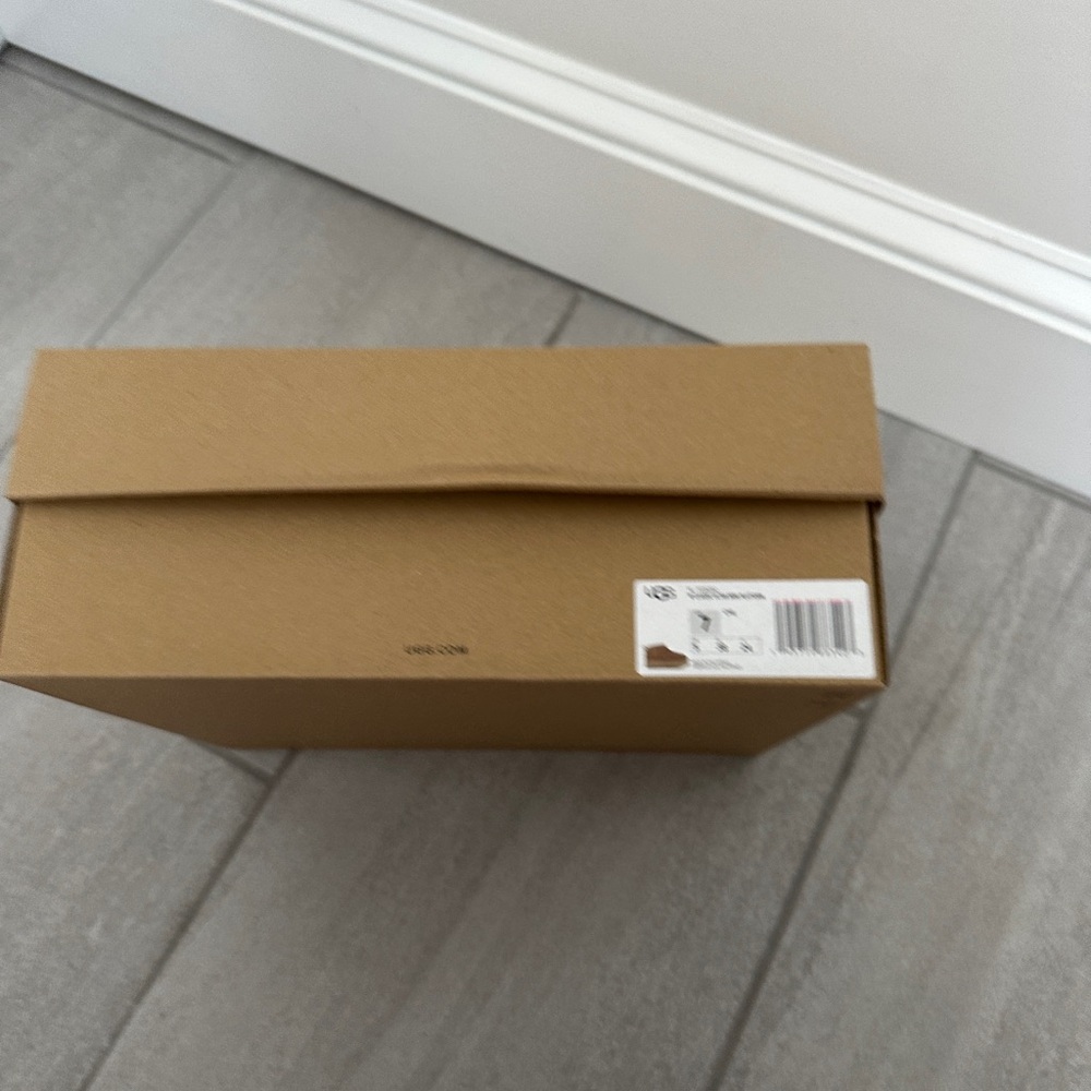 UGG Classic Ultra Mini Platform NEW In box USA 7 - Picture 8 of 8